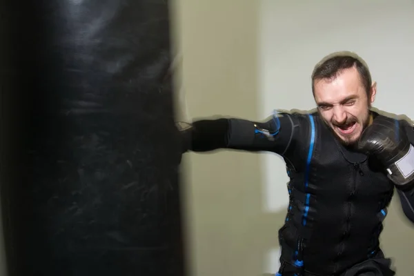 Sterke man in bokshandschoenen tijdens de training. — Stockfoto