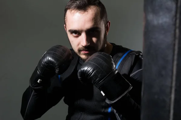 Homme en gants de boxe dans le rack — Photo