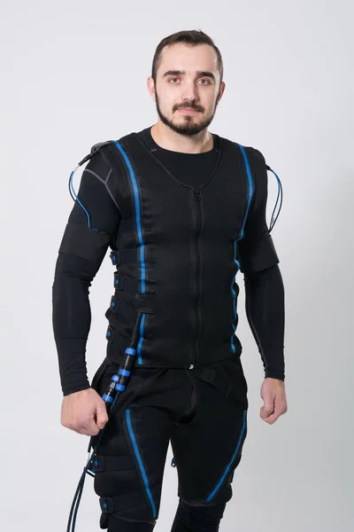 Joven hombre de fitness en un traje de estimulación eléctrica — Foto de Stock