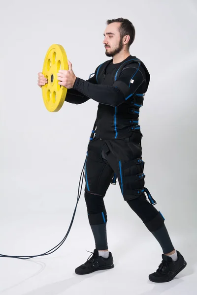 Homem de fitness em um terno de estimulação elétrica — Fotografia de Stock