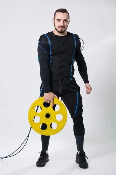 Γυμναστήριο άνθρωπος σε ένα κοστούμι ηλεκτρική διέγερση — Φωτογραφία Αρχείου