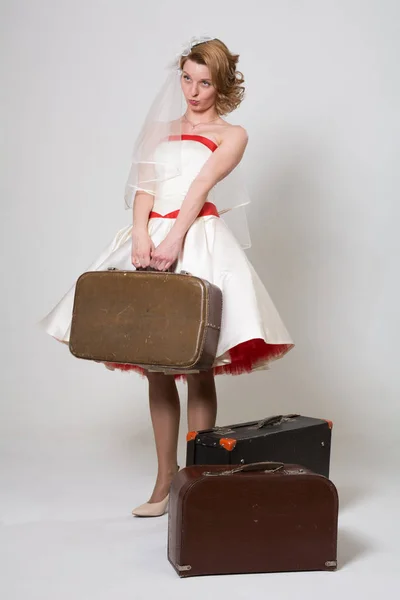Krásná nevěsta s kufry smutný Stock Obrázky
