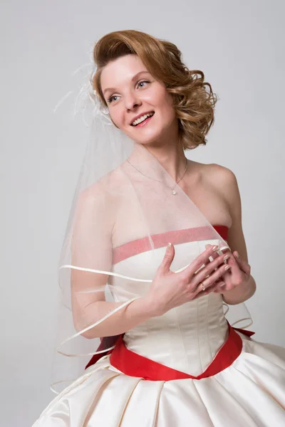 Menina sorridente em vestido de noiva — Fotografia de Stock