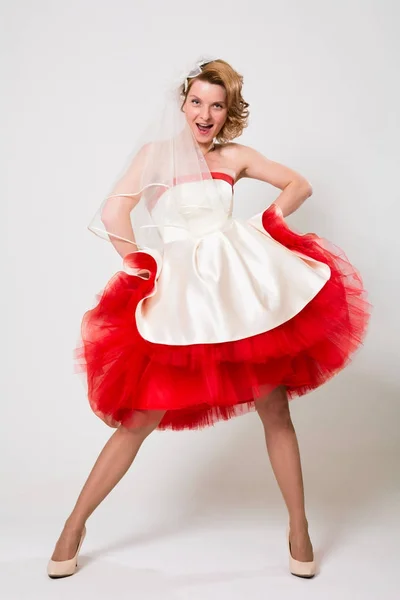Novia emocional en un vestido blanco rojo . — Foto de Stock