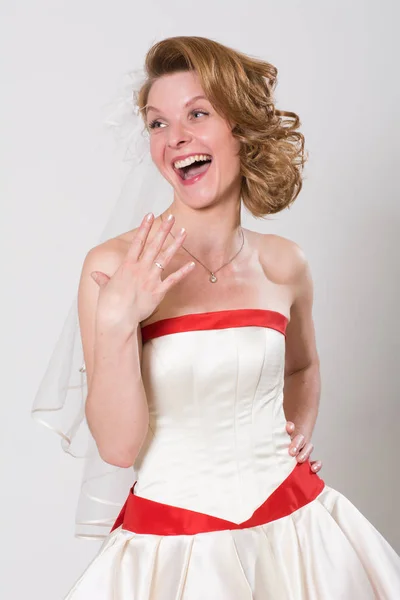 Souriante fille en robe de mariée — Photo