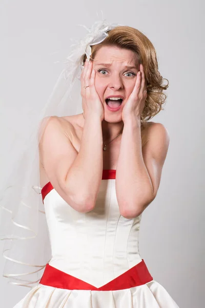 Porträt einer emotionalen Braut im Grauen. — Stockfoto