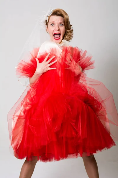 Portrait of an emotional bride in horror. — Stock Photo, Image