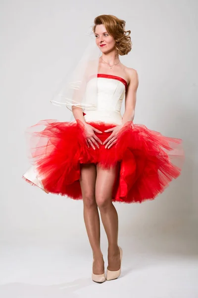 Noiva bonita emocional em um vestido branco vermelho — Fotografia de Stock