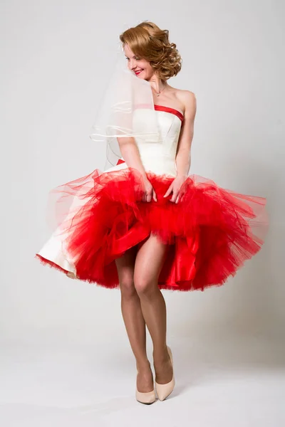 Emocional novia hermosa en un vestido blanco rojo . — Foto de Stock