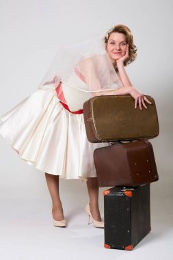 Bavul beyaz bir arka planda stüdyo ile güzel gelin