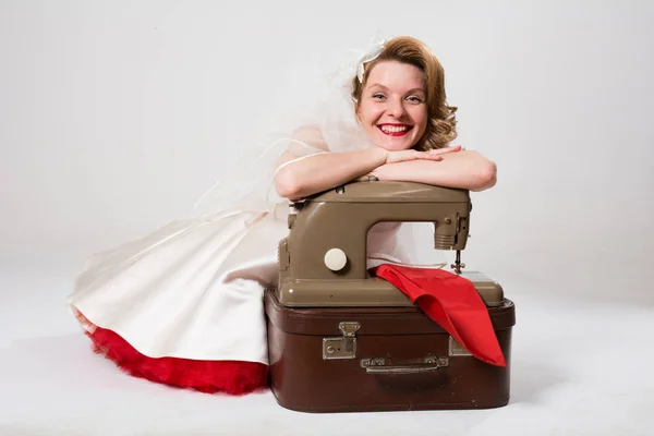 Novia sonriente con máquina de coser retro sentado — Foto de Stock