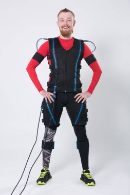 Bir sakallı uyarılması için elektrik kas elbiseli kızıl saçlı adam