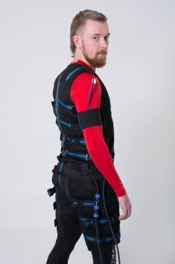 Bir sakallı uyarılması için elektrik kas elbiseli kızıl saçlı adam