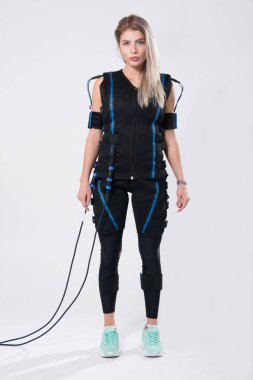 Uyarılması için elektrik kas elbiseli güzel sarışın