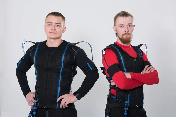 Dois homens em um terno muscular elétrico para estimulação . — Fotografia de Stock