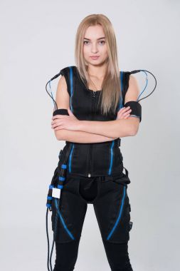 Uyarılması için elektrik kas elbiseli güzel sarışın