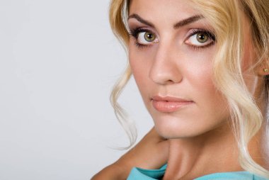 Temiz Cilt izole kameraya bakarak ile güzel bir kadının yakın çekim portre