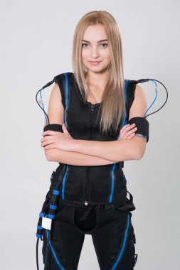 Uyarılması için elektrik kas elbiseli güzel sarışın