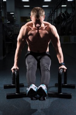 Eğitim karın kasları fitness salonunda adam