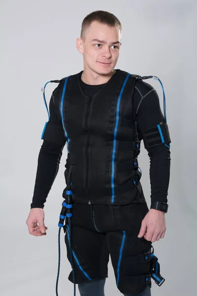 Homem de fitness em um terno de estimulação elétrica — Fotografia de Stock