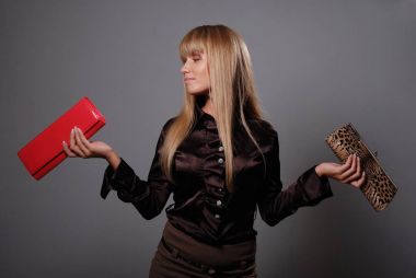 Kadın profili iki Çantalar onun elinde tutar.