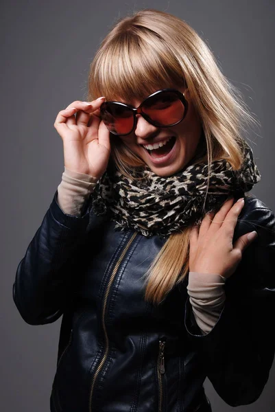 Mujer joven con gafas de sol abriendo la boca — Foto de Stock