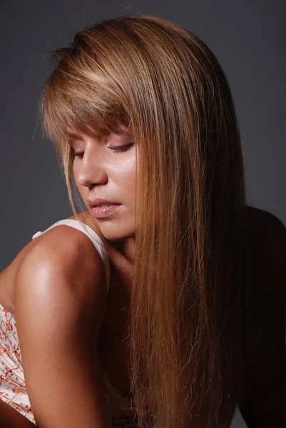 Retrato de uma jovem loira com cabelo comprido — Fotografia de Stock