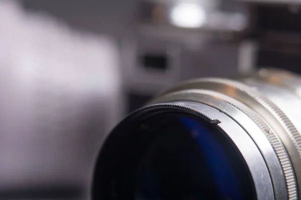 Lente de primer plano con cámara de película vieja — Foto de Stock