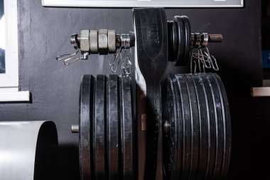 Arka plan diskler için bağlantı elemanları ile raf bir bar