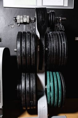 Arka plan diskler için bağlantı elemanları ile raf bir bar