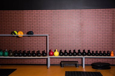 Bir tuğla duvar arka plan üzerinde spor salonunda Ireland