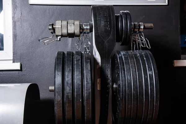 Arka plan diskler için bağlantı elemanları ile raf bir bar