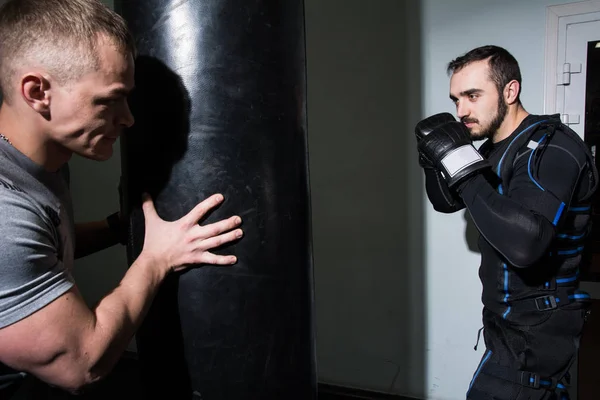 Homem forte em luvas de boxe durante o treinamento . — Fotografia de Stock