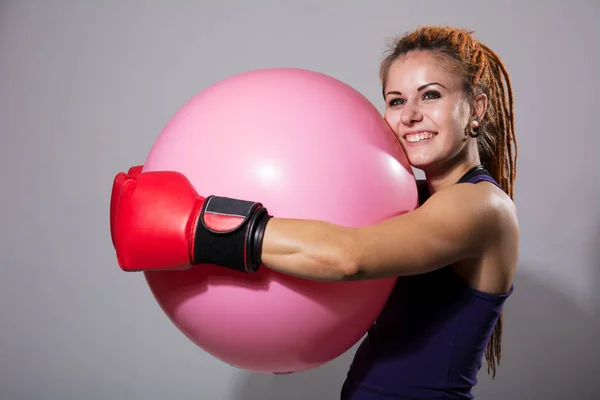 Giovane donna pugile con grande palla di gomma — Foto Stock