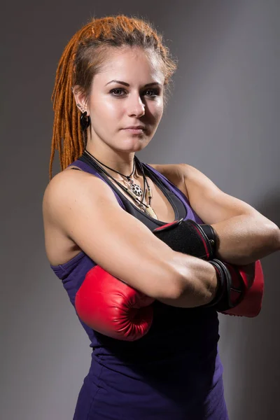 Mujer joven boxeadora con rastas — Foto de Stock