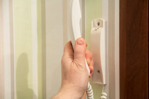 La mano toma las manos del teléfono de entrada —  Fotos de Stock