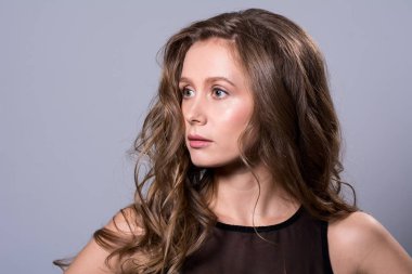 Yakın çekim yan arayan bir moda kadın portresi