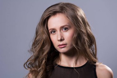 Kameraya arayan bir kadın portresi yakın çekim