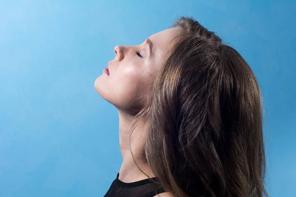 Close-up de uma jovem no perfil com os olhos fechados — Fotografia de Stock