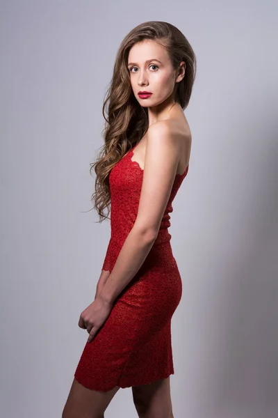 Kırmızı elbiseli genç bir kadının portresi. — Stok fotoğraf