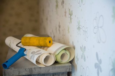 İki rulo duvar kağıdı ve bir rulo karşı yalan