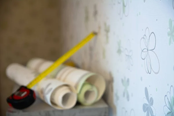 Twee rollen behang en een meetlint — Stockfoto