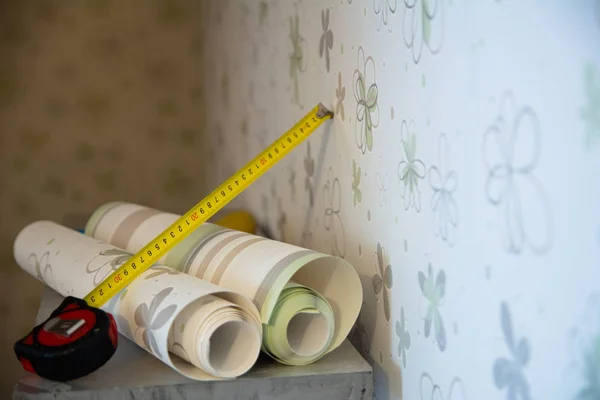 Dos rollos de papel pintado y una cinta métrica — Foto de Stock