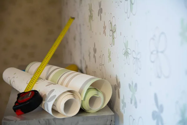 Dos rollos de papel pintado y una cinta métrica — Foto de Stock