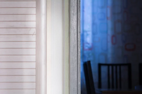 ประตูตู้และมุมมองของโต๊ะครัวตอนเย็น — ภาพถ่ายสต็อก