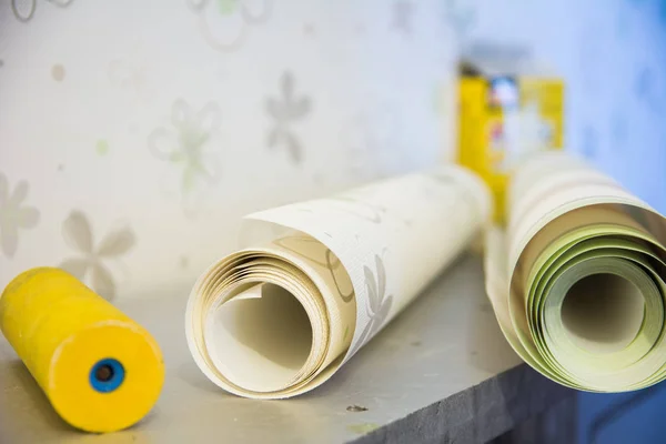Rolo de papel de parede de borracha e papel de parede de vinil para reparação de quarto — Fotografia de Stock