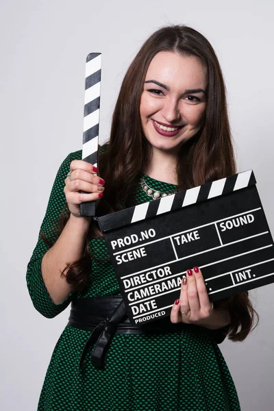 Jonge vrouw met een film klepel. — Stockfoto