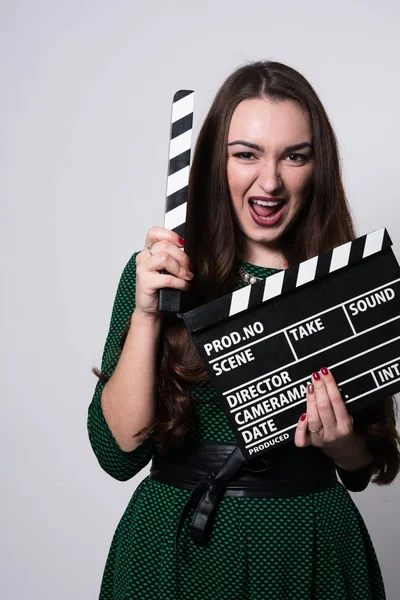 Holding egy film kereplő fiatal nő sikoltozik — Stock Fotó