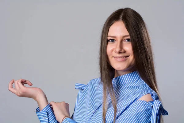 Lachende jonge vrouw kijken camera — Stockfoto