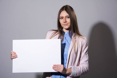 Boş levha ile ceket genç güzel kadın